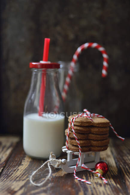 Pane di zenzero natalizio con una bottiglia di latte — Foto stock