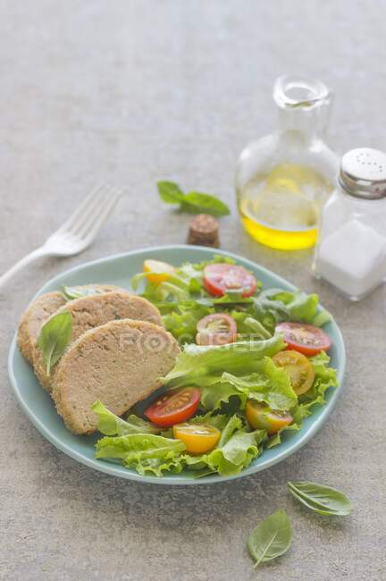 Tonno e polenta con insalata di foglie miste — Foto stock