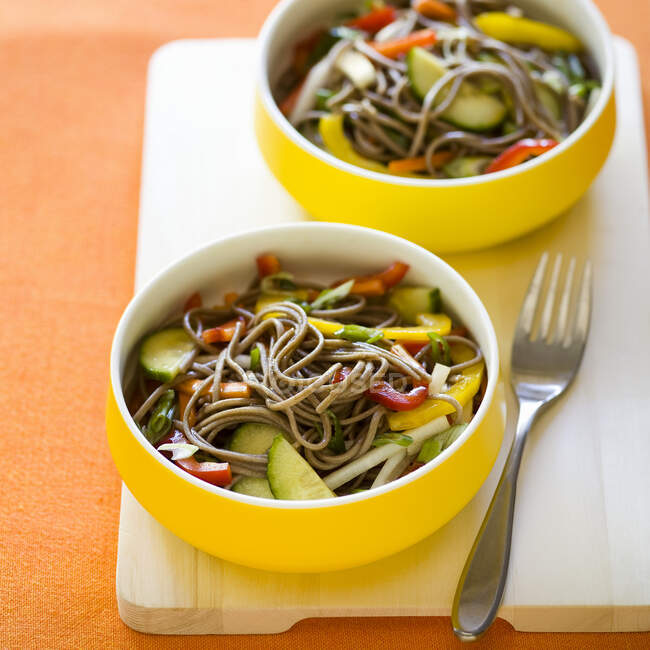 Cold Soba Salad with Crisp Vegetables — Stock Photo