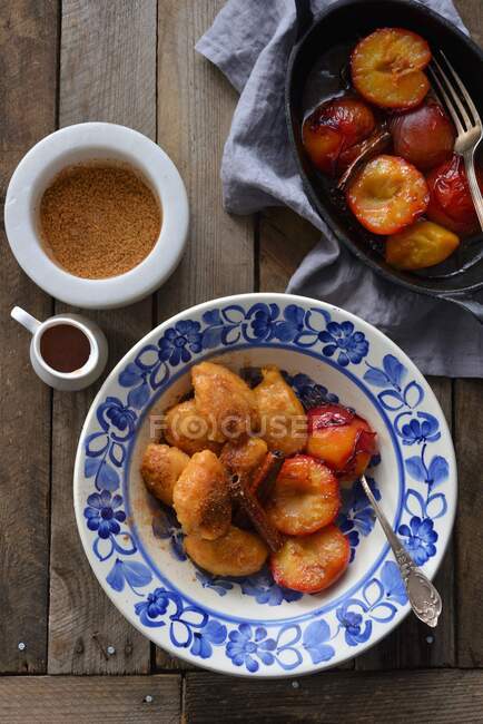 Sweet potato dumplings served with caramel plums — Stock Photo