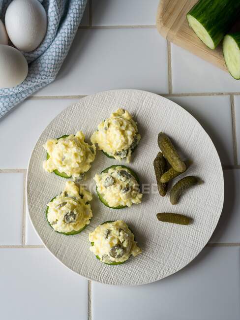 Egg salad with cornichons on cucumber — Stock Photo
