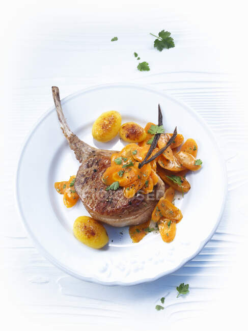 Vanilla carrots and a lamb chop — Stock Photo