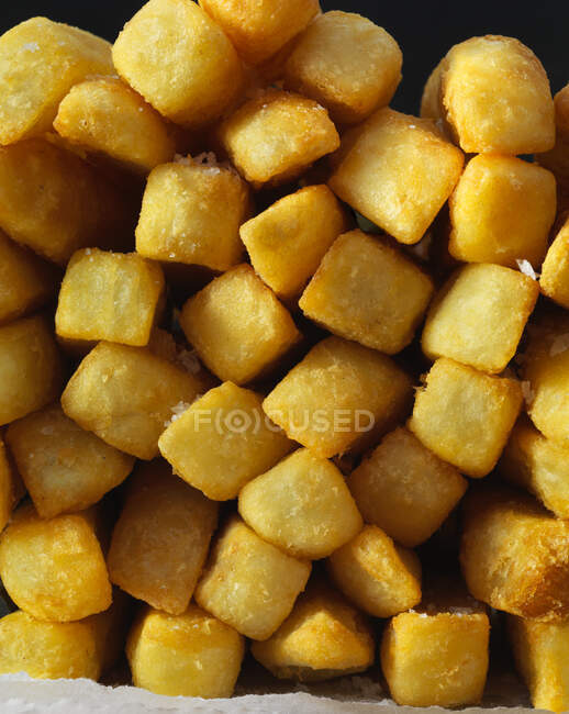 Batatas fritas empilhadas vista close-up — Fotografia de Stock