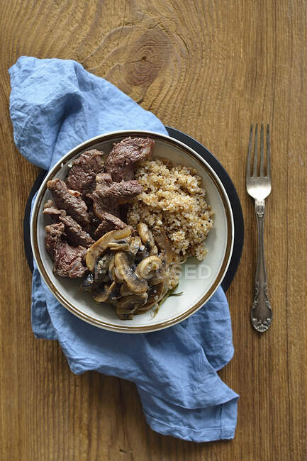 Fried beef with mushrooms — Stock Photo