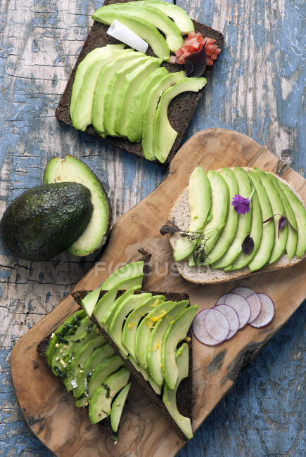 Torradas de abacate com vários tipos de pão — Fotografia de Stock