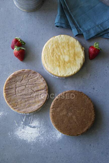 Various cakes and strawberries — Stock Photo