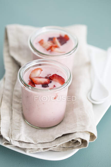 Postre de yogur con crema, fresas frescas y mermelada de fresa - foto de stock