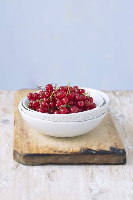 Red currants in a small bowl — Stock Photo