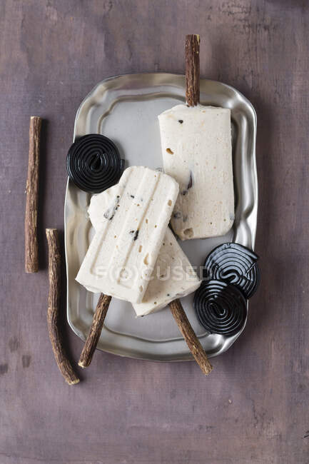 Crème glacée aux morceaux de réglisse sur les malades de réglisse — Photo de stock