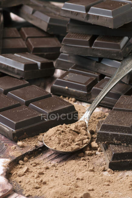Dunkle Schokolade mit Kakaopulver — Stockfoto