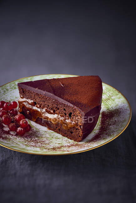 Una rebanada de tarta de chocolate con mermelada - foto de stock
