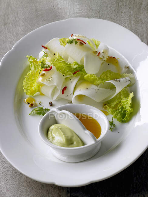Radish strips with lettuce, chervil, avocado cream and olive oil — Stock Photo