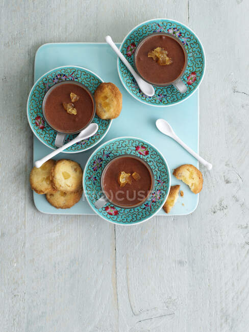 Macetas de mousse de chocolate con pan corto de jengibre - foto de stock