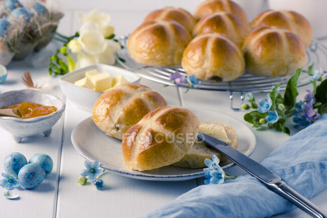 Pães de cruz quentes ingleses com manteiga e geléia para a Páscoa — Fotografia de Stock
