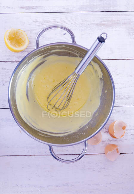 Salsa holandesa en un tazón para mezclar (vista desde arriba) - foto de stock