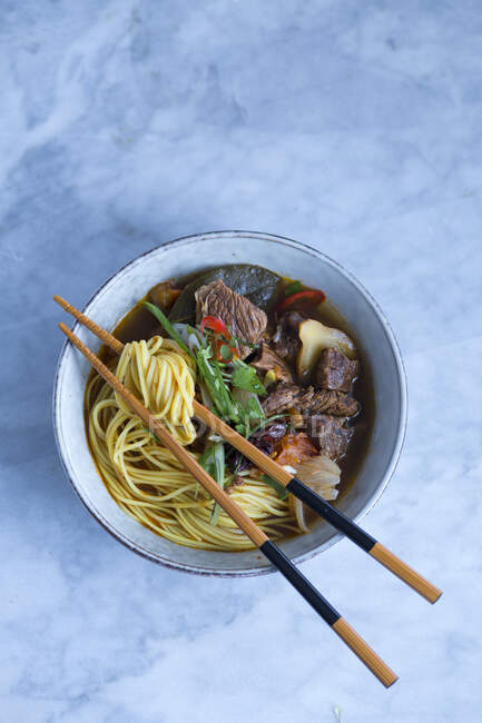 Sopa de macarrão asiático com carne e legumes — Fotografia de Stock