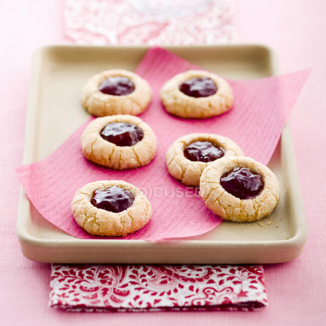 Butter biscuits filled with strawberry jam — Stock Photo