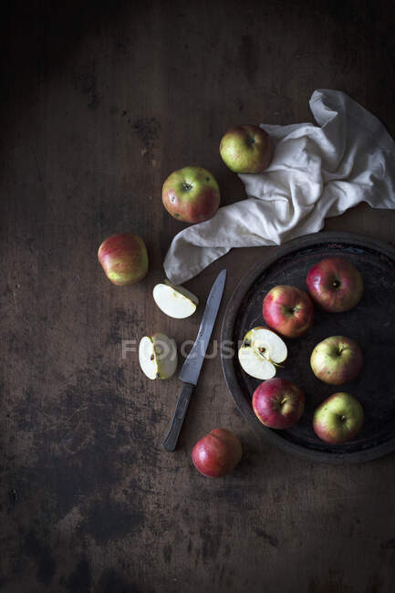 Äpfel auf einem Teller vor dunklem Holzhintergrund (Draufsicht)) — Stockfoto