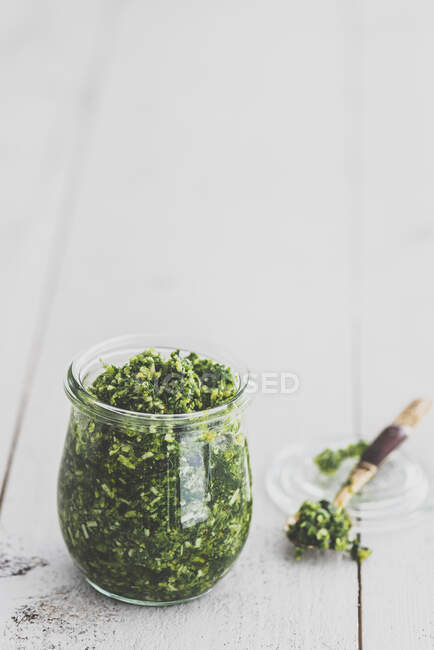 Pesto de chou vert dans un bocal et sur une cuillère — Photo de stock