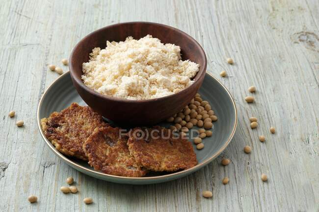 Смажений рис з фаршем та овочами — стокове фото