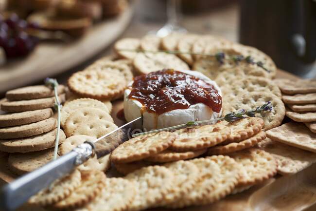 Camembert with crackers and chutney — Stock Photo