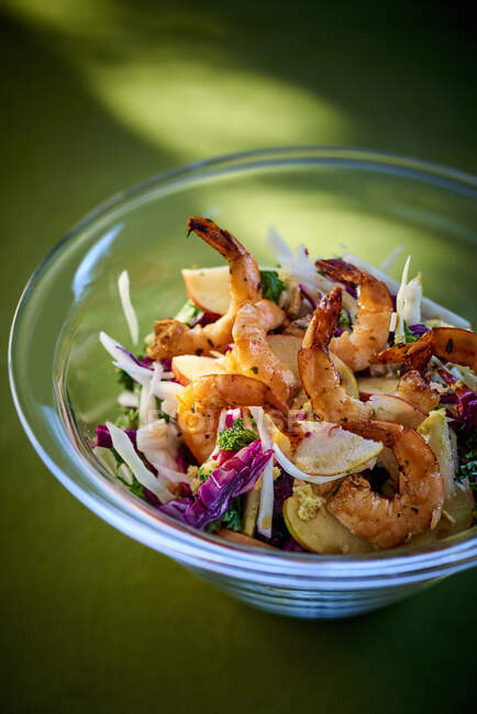 Prawn salad with cabbage and apple — Stock Photo