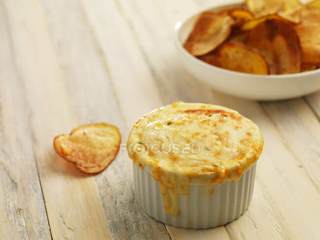 Крабовый соус с картофельными чипсами — стоковое фото