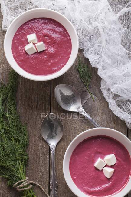 Rote-Bete-Suppe mit Feta und Dill — Stockfoto
