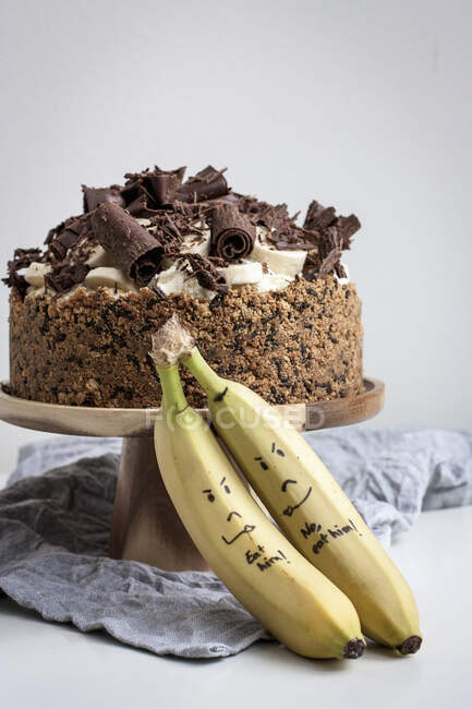 Close-up shot of delicious Banoffee pie and two bananas — Stock Photo