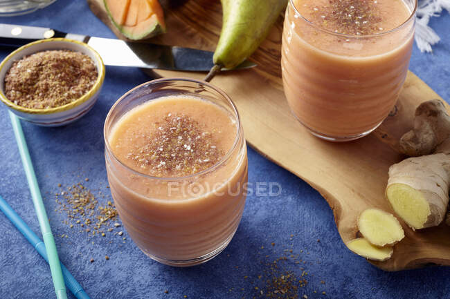 Ginger and cantaloupe smoothies with pear — Stock Photo