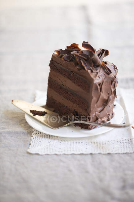 Une tranche de gâteau au chocolat à trois couches — Photo de stock