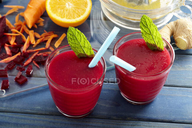 Carrot, beetroot and ginger smoothies — Stock Photo