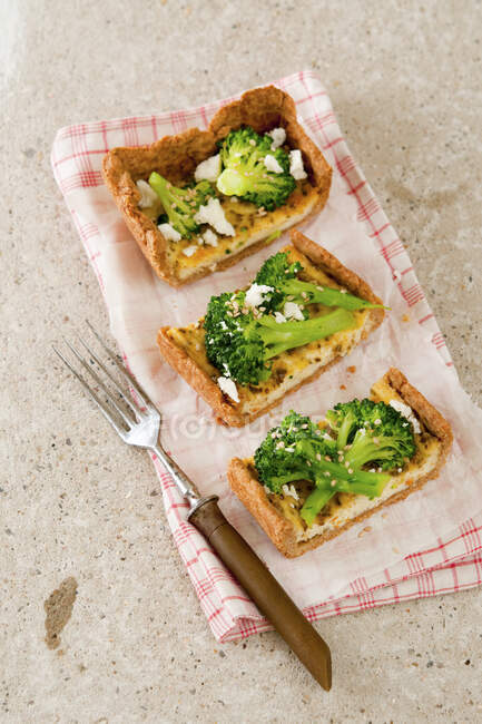 Broccoli quiche with sesame seeds and sheep's cheese — Stock Photo