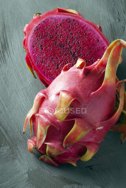 Dragon fruit sliced in half — Stock Photo