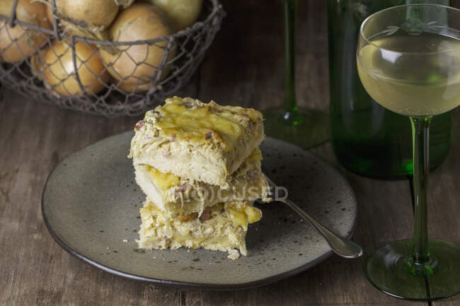 Луковый пирог с Федервайсером (облачный напиток в процессе брожения, где-то посередине между супом и вином) — стоковое фото