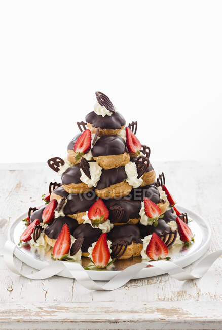 Pastel piramidal de Profiterole con fresas - foto de stock