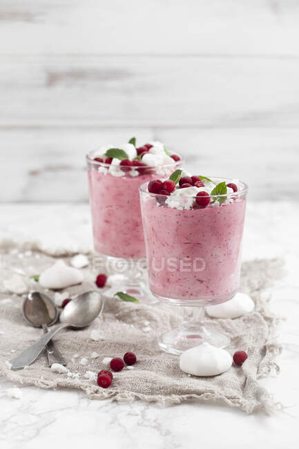 Dessert mousse di frutti di bosco con meringhe schiacciate, panna e mirtilli rossi freschi — Foto stock