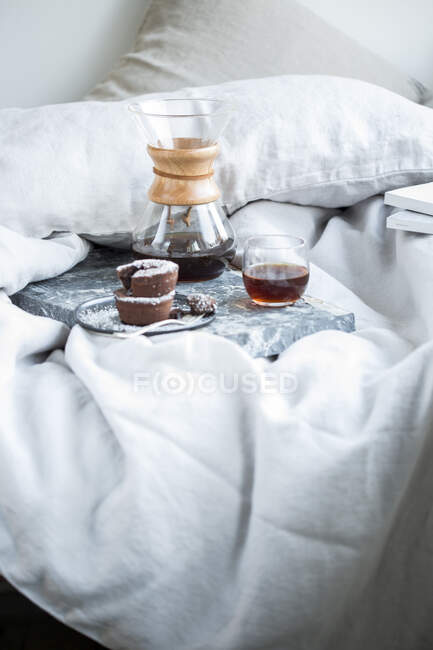 Muffins au chocolat et cannelle servis avec un verre de café — Photo de stock