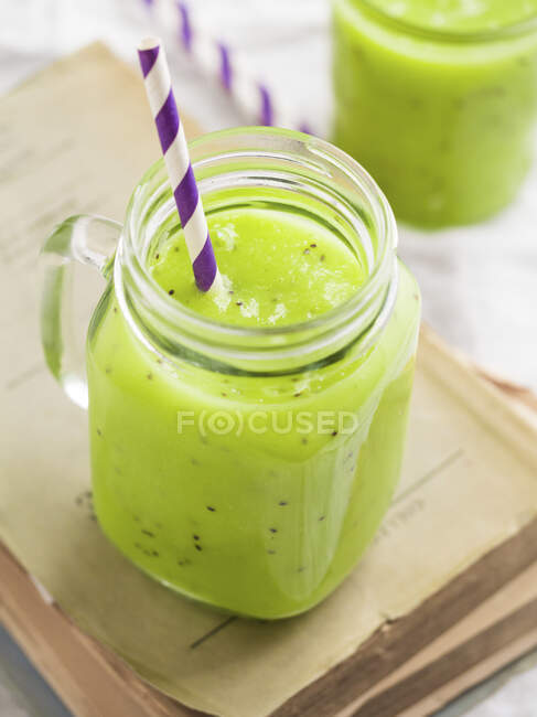 Vegan green smoothie (kiwi, avocado and melon) — Stock Photo
