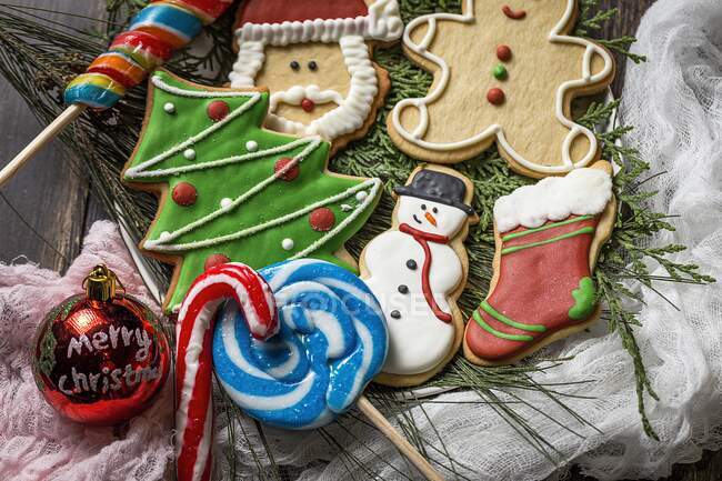Biscoitos decorados coloridos de Natal, barras de açúcar e pirulitos — Fotografia de Stock