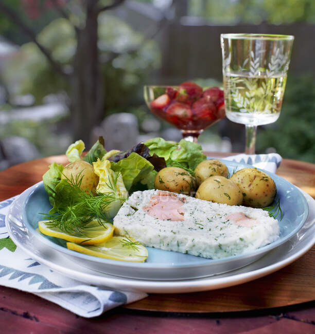 Fish terrine with dill potatoes and salad — Stock Photo
