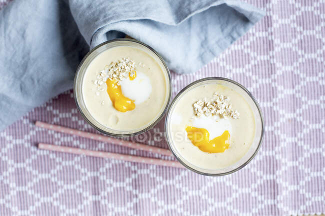 Due bicchieri di mango e frullato d'avena — Foto stock