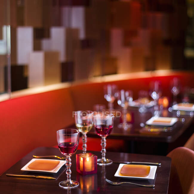 Красное вино на столе в ресторане — стоковое фото