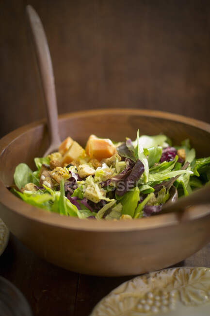 Salada de folhas mistas com mamão e croutons — Fotografia de Stock
