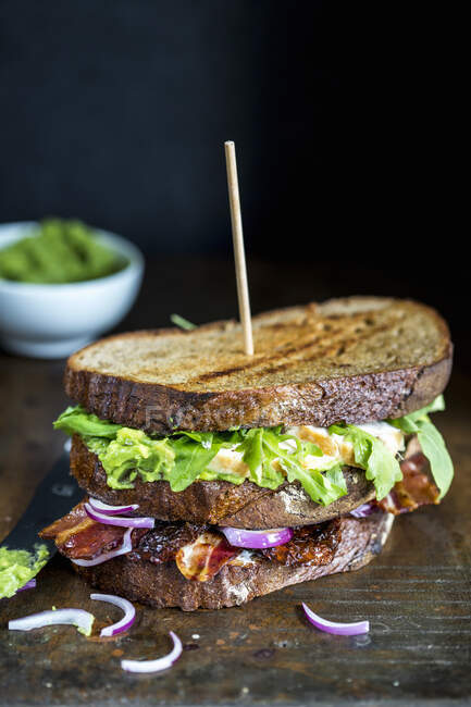 Gegrilltes Sandwich mit Gemüse, Ei und Speck — Stockfoto
