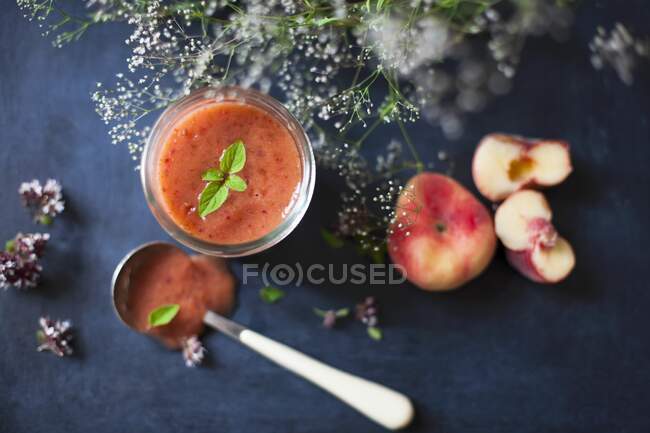 Uma melancia e batido de pêssego em um copo — Fotografia de Stock