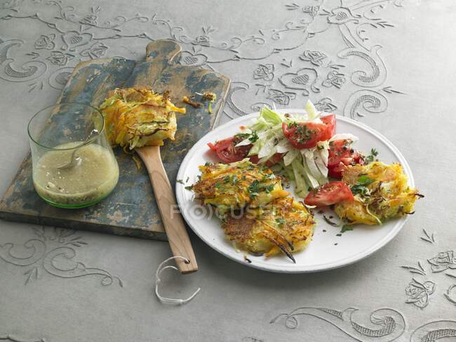 Картопляно-овочевий трис з айсберзьким салатом — стокове фото
