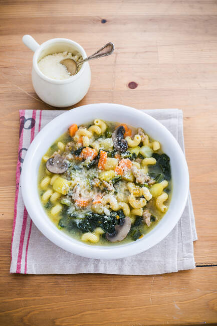 Gemüsesuppe mit Nudeln und Parmesan — Stockfoto