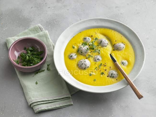 Carrot and ginger creme soup with veal balls — Stock Photo