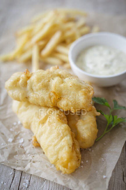 Peixe e batatas fritas com remoulade — Fotografia de Stock